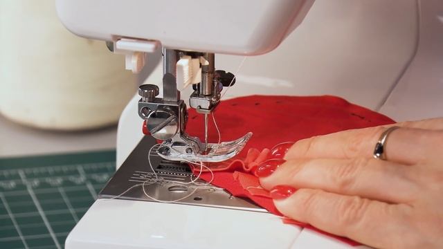 Декорирование футболки своими руками. Украшаем изделие сердцем с воланами. Простой мастер-класс. смотреть онлайн