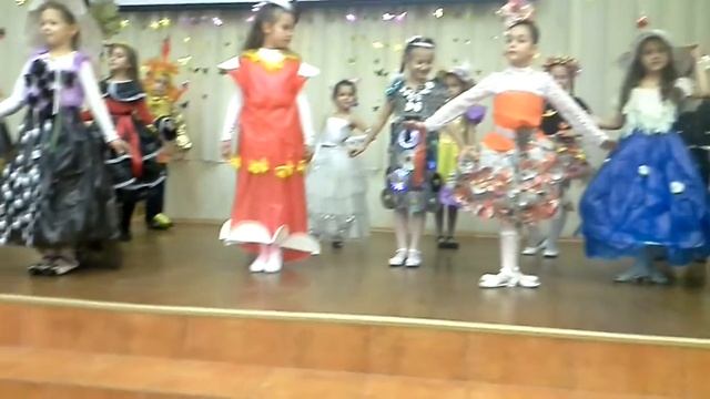 Дифиле костюмов из вторсырья