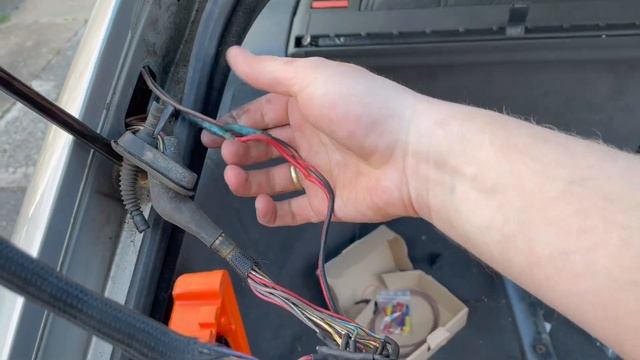 BMW E34 Touring Hatch Wiring Fix смотреть онлайн