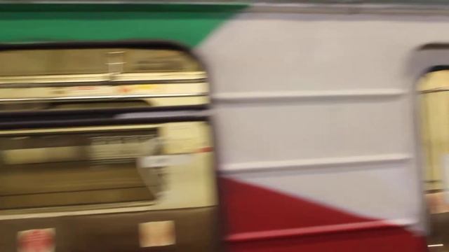 Такой разукрашенный поезд в метро - граффити-состав "На пути к искусству" на станции Ховрино смотреть онлайн