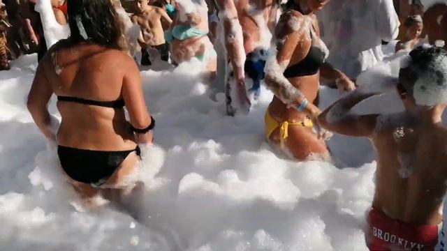 Пенная вечеринка в Али смотреть онлайн