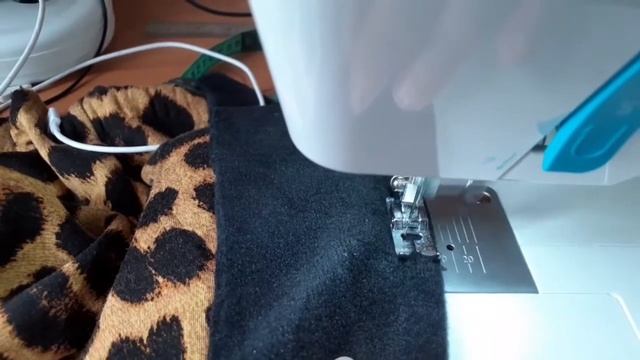 Увеличить размер любых детских штанишек.increase the size of children's trousers by several sizes. смотреть онлайн