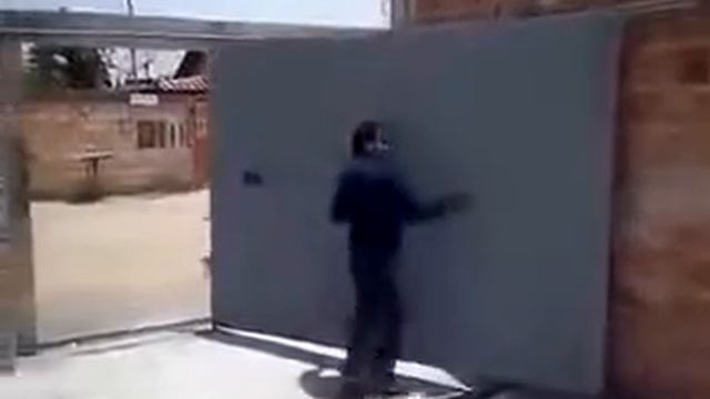 Оригинальная конструкция ворот, которая подойдёт для узкого двора смотреть онлайн