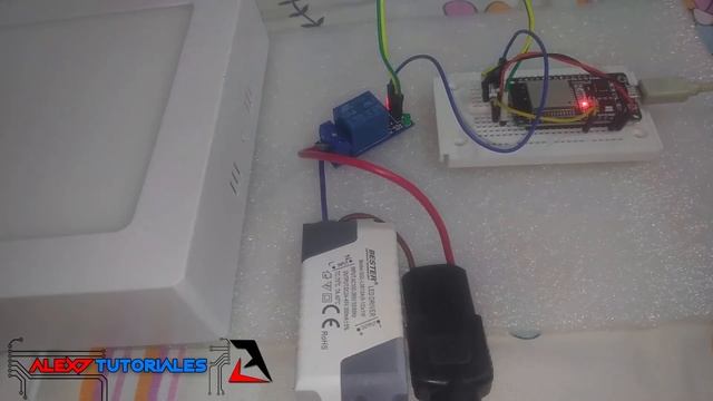 ESP32 y Firebase - Encender Relé de 5V (Lampara) con WIFI y JAVASCRIPT смотреть онлайн