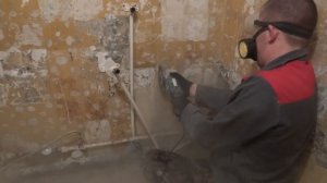 Делаю штробы чтобы утопить трубы в стену