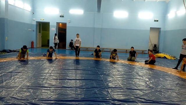 Шандалинова Г.Т. 4 г кувырок в перед и назад.