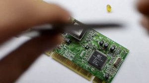 Выпаиваем SMD резисторы / конденсаторы