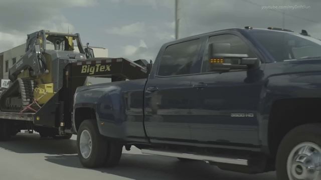 Chevrolet Silverado 2500HD and 3500HD Towing John Deere Loaders смотреть онлайн