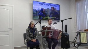 КАК ЕЩЁ МОГУТ РУССКИЕ БАБУШКИ! Алексей и Антонина Павловна Ерахтины - при долине куст калины