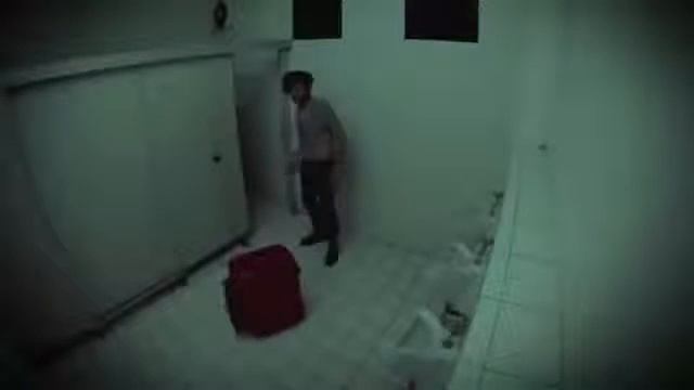 Жуткий розыгрыш в стиле хоррор в общественном туалете смотреть онлайн