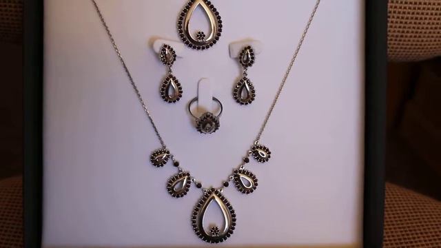 Granátová souprava by mr. Invekto I... смотреть онлайн