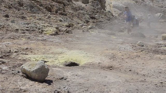 Вулкан Нисирос в Греции. Надышались сероводородом, поднялись на гору и заехали в город Мандраки смотреть онлайн