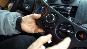 Замена ламп освещения на панели блока управления печкой и кондиционером Chevrolet Aveo T250