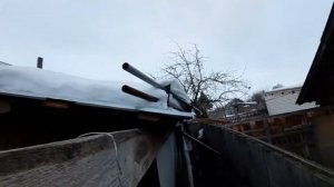 Самодельные  снегозадержатели не выдержали нагрузки.