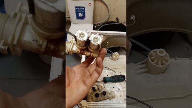 Стиральная машина INDESIT течет при наборе воды. Замена заливного клапана смотреть онлайн