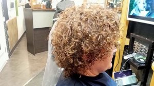 Новый тренд: Вертикальная химическая завивка волос для максимального объема