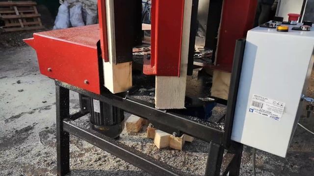 Автоматическая торцовка карусельного типа (станок для нарезания шашек поддона) смотреть онлайн