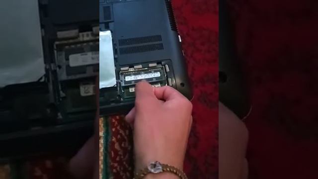 Как правильно вставлять оперативку на ноутбук смотреть онлайн