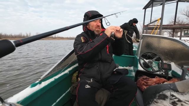 Ловля сазана, судака, жереха и сома в низовьях Волги, Астрахань. Зима наступила. смотреть онлайн