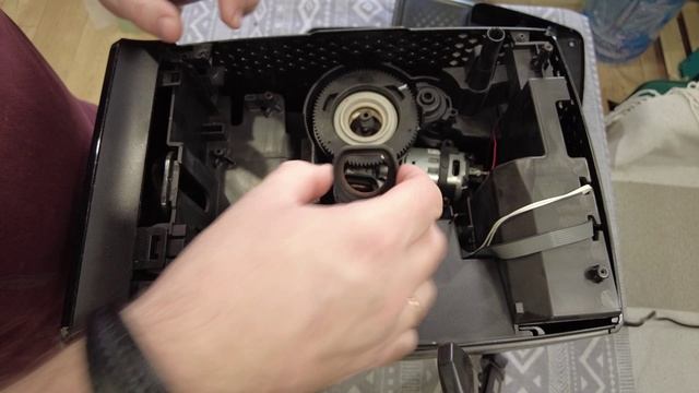 Как почистить кофемолку Philips 1200. Разбираем кофемашину. смотреть онлайн