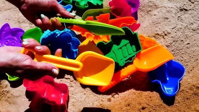Песочница - Лепим машинки из песка! Игры для детей на улице смотреть онлайн