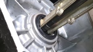 Установка сальника раздатки 90311-40007 на Toyota Hilux Surf KZN185 1KZ-TE