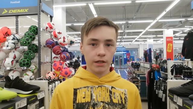 Как правильно выбрать футбольные бутсы?/ выбираю и показываю смотреть онлайн