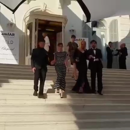 Кристен на ужине AMFAR Gala - 4 смотреть онлайн