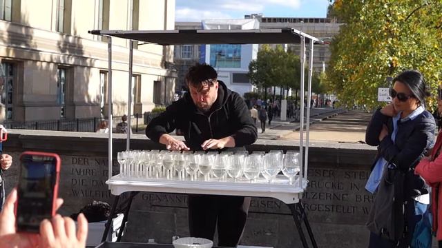 Музыкант на Museumsinsel в Берлине смотреть онлайн