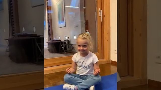 Лиза Галкина увлеклась йогой смотреть онлайн
