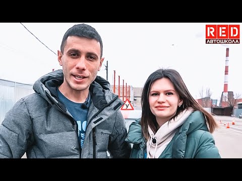 Ученица на автодроме! Параллельная парковка и разворот в ограниченном пространстве смотреть онлайн
