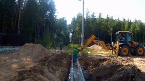 Самый практичный способ облагородить дренажную канаву вдоль участка. Бетонные лотки