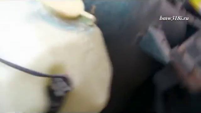 BMW E36 - снимаем бачок омывателя (забиваются форсунки) смотреть онлайн