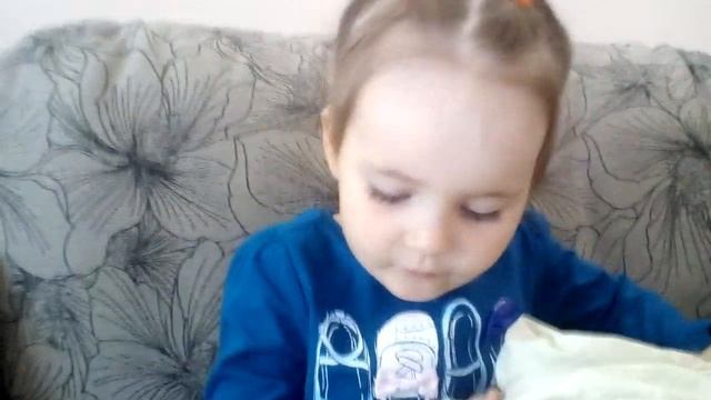 Миррочка читает стишки в 2,5 годика. И нюхает свое любимое одеяльце))))) смотреть онлайн