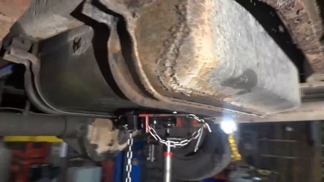 How to Fix a Fuel gauge that reads full all the time on a Ford E350 смотреть онлайн