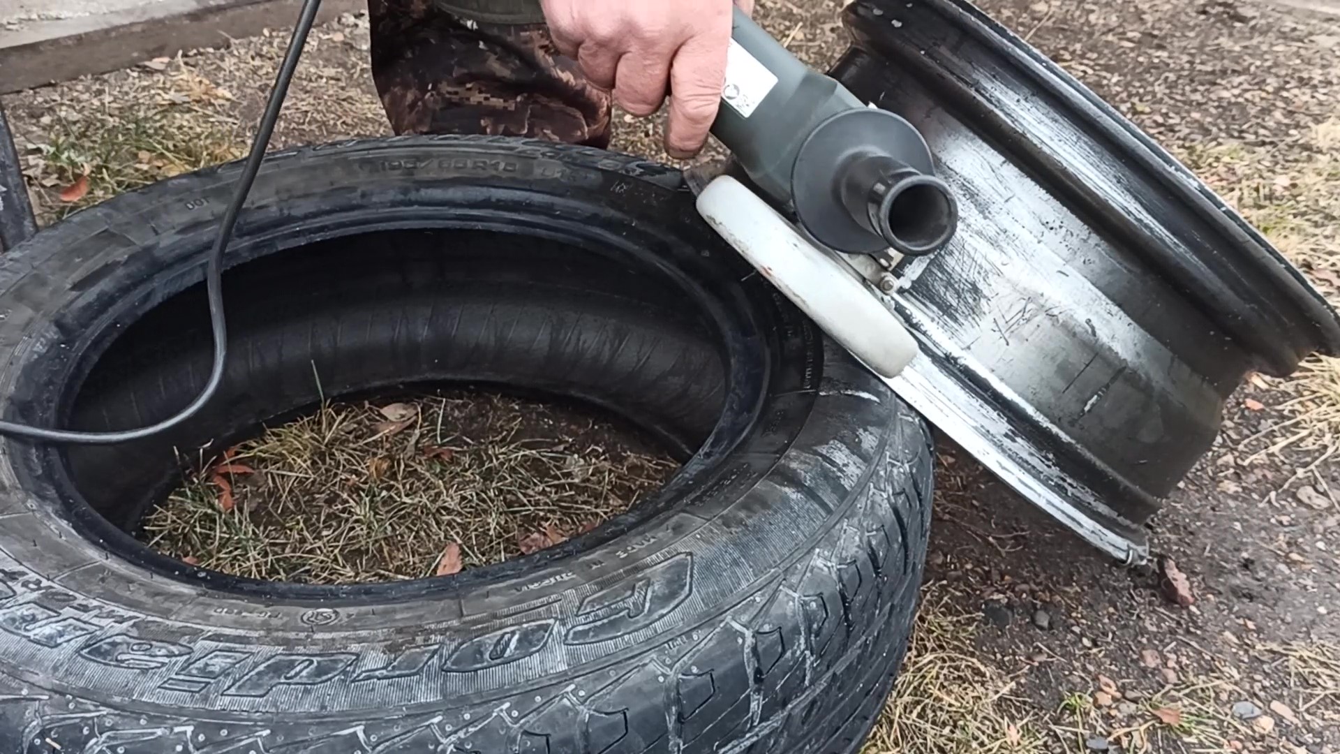 Утечка воздуха по борту покрышки. Как я вышел из положения победителем смотреть онлайн