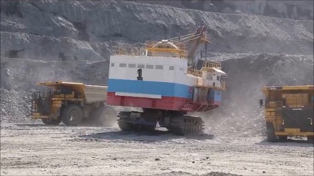 Как проходит добыча золота на крупнейшем в России карьере Восточный Олимпиадинского месторождения смотреть онлайн