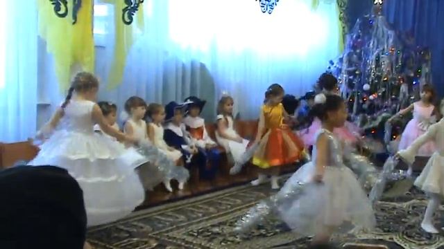 танец снежинок...девчонки молодцы. смотреть онлайн