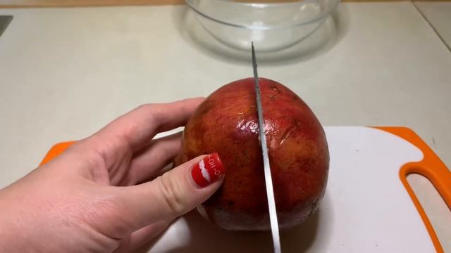 Салат с курицей, гранатом и орехами / праздничное меню на День Святого Валентина смотреть онлайн