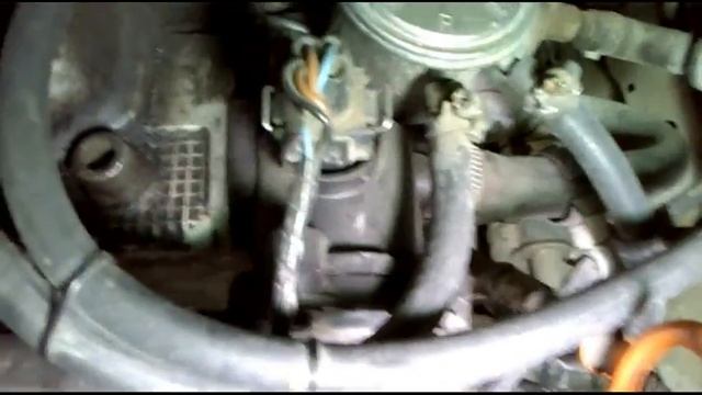 Как заменить термостат Шкода Фелиция (система охлаждения двигателя) смотреть онлайн