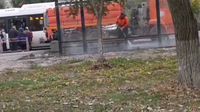 Как помыли остановку в центре Волгограда вместе с пешеходами, попало на видео смотреть онлайн