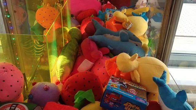Играем в аппарате ХВАТАЙКА. Пытаемся вытащить игрушку ,цыпленка Твитти смотреть онлайн