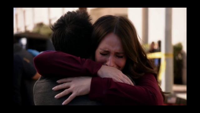 #911onFOX: 3x14 - Chimney and Maddie embrace after her rescue смотреть онлайн