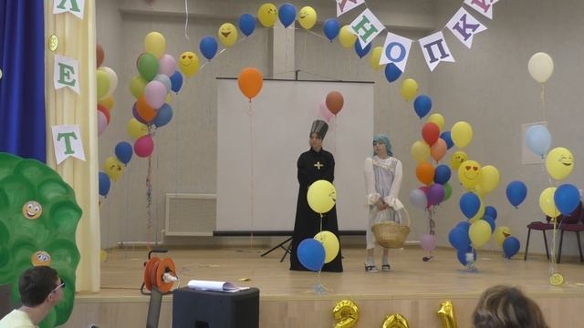 Инсценированное дефиле героев пушкинских сказок. Сказка о попе и работнике его Балде.