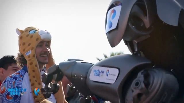 Смотреть всем! Робот Titan в Сочи защекотал болельщиков) смотреть онлайн