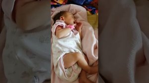 Проснулась и долго выкакивала всё в памперс) после сна минут 40 какает. Вторая неделя жизни))