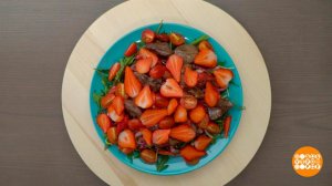 Теплый салат с клубникой от Марии Суровой. Доброе утро. Фрагмент выпуска от 23.05.2023