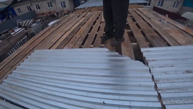 Перекрываем крышу навеса у родителей. смотреть онлайн