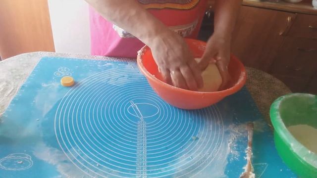 Пирожки с луком и яйцом и щавелем смотреть онлайн