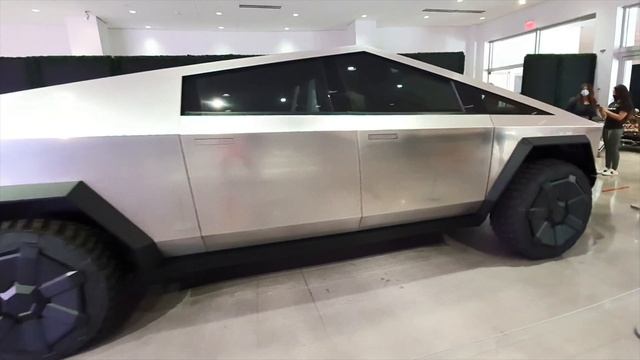 Tesla Cybertruck 360 Petersen Museum Tour in 4K смотреть онлайн